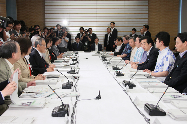 知的財産戦略本部会合であいさつする菅総理1