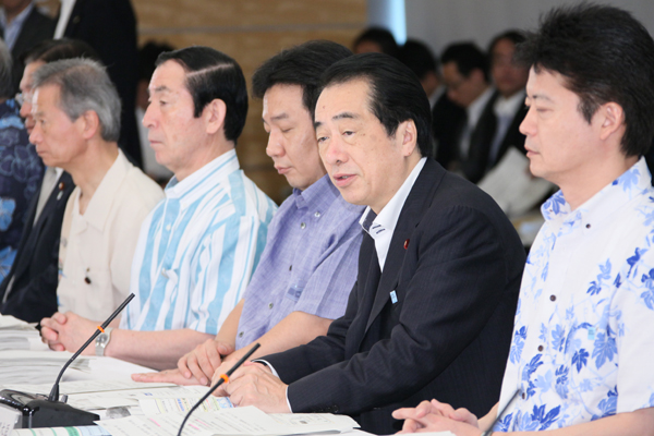 知的財産戦略本部会合であいさつする菅総理2