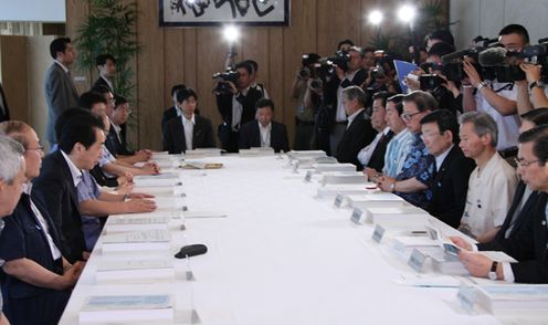 国家公務員制度改革推進本部であいさつする菅総理2