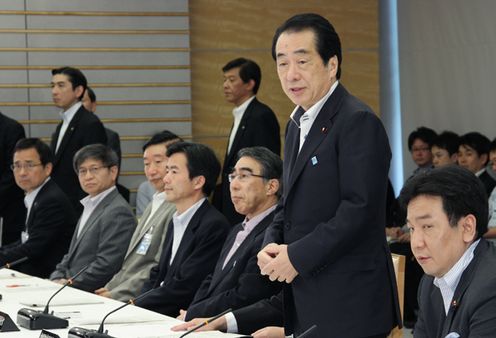 東日本大震災各府省連絡会議であいさつをする菅総理1