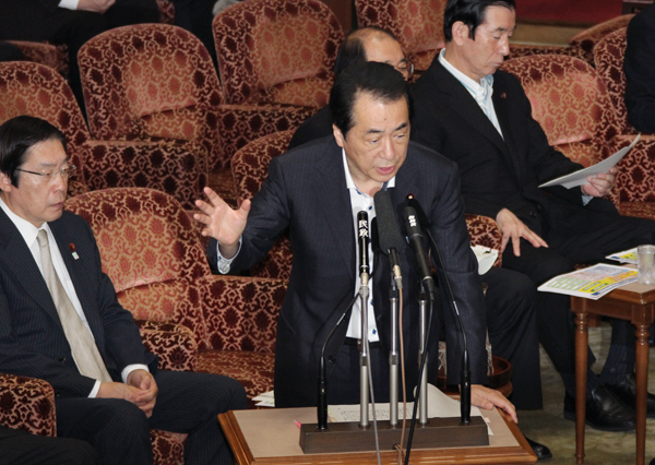 参議院予算委員会で答弁する菅総理1