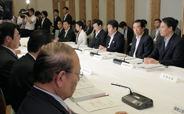 原子力災害対策本部であいさつする菅総理2