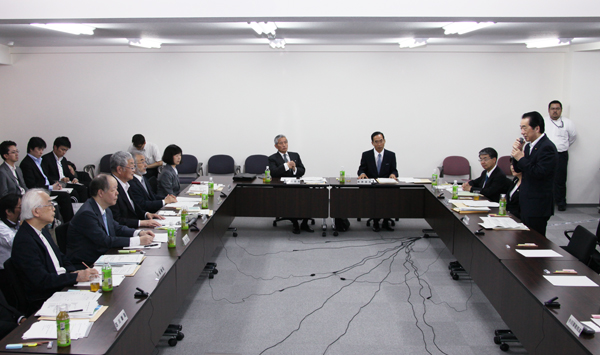東京電力福島原子力発電所における事故調査・検証委員会であいさつする菅総理2