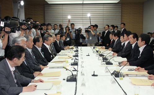 新成長戦略実現会議であいさつする菅総理２