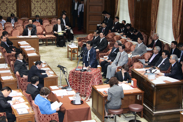 衆議院東日本大震災復興特別委員会で答弁する菅総理1