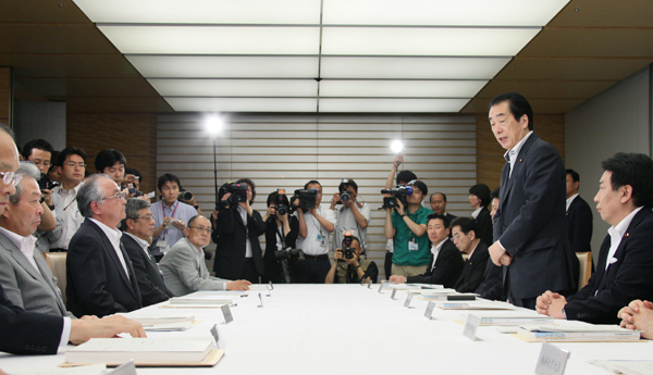 政府・連合トップ会談で挨拶する菅総理1