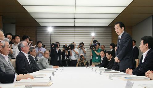 政府・連合トップ会談で挨拶する菅総理1