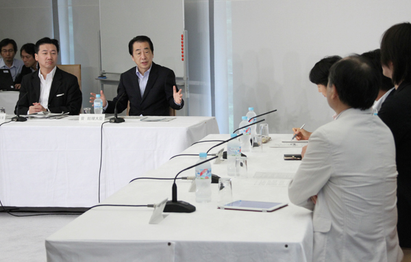 自然エネルギーに関する「総理・有識者オープン懇談会」であいさつする菅総理1