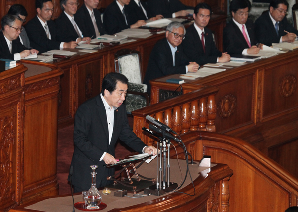 参議院本会議で答弁する菅総理1