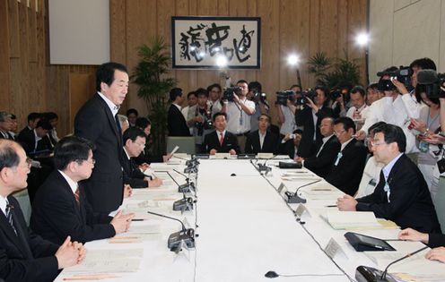 国と地方の協議の場であいさつする菅総理２