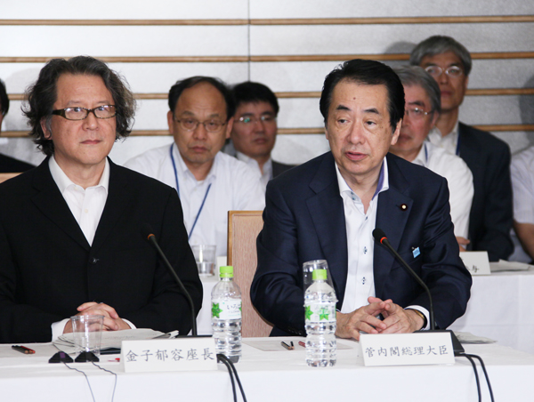 「新しい公共」推進会議・震災支援制度等ワーキング・グループ合同会議であいさつする菅総理1