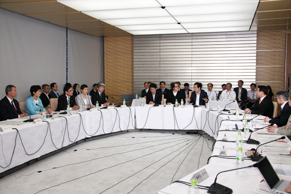 「新しい公共」推進会議・震災支援制度等ワーキング・グループ合同会議であいさつする菅総理2