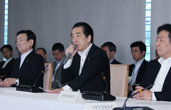 経済情勢に関する検討会合であいさつをする菅総理1