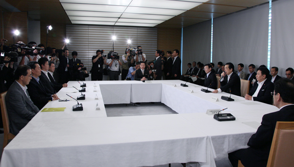 経済情勢に関する検討会合であいさつをする菅総理２