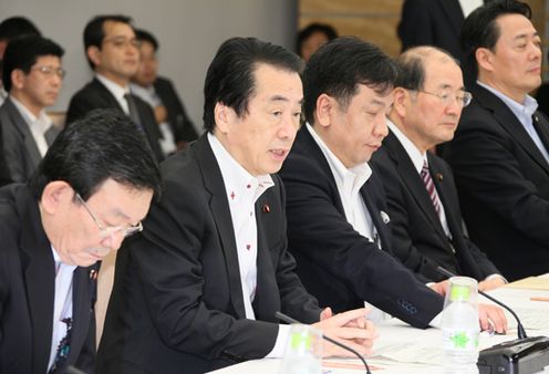 政府・与党社会保障改革検討本部成案決定会合であいさつする菅総理1