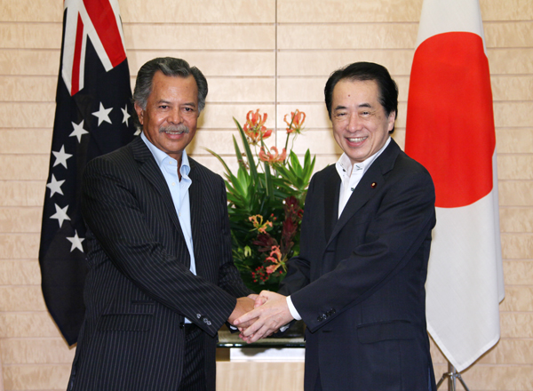 クック諸島のプナ首相と握手する菅総理