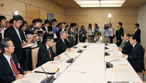 東京電力に関する経営・財務調査委員会であいさつする菅総理2