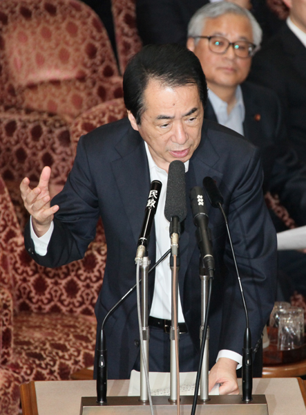 参議院東日本大震災復興特別委員会で答弁する菅総理１