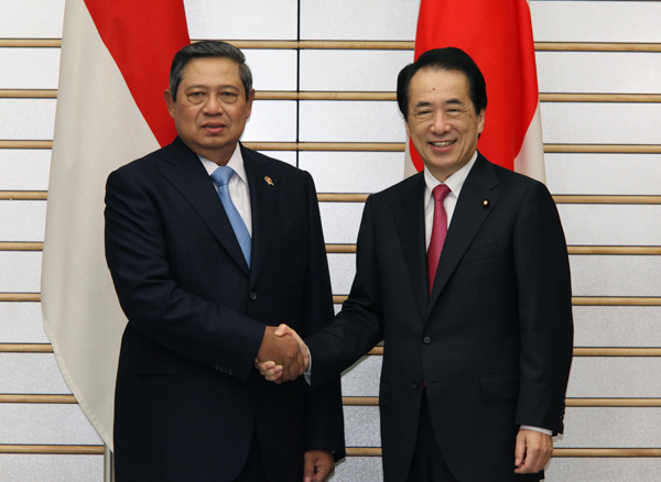 インドネシア共和国のユドヨノ大統領と握手する菅総理