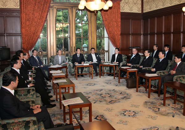 二重債務問題に関する関係閣僚会合であいさつする菅総理2