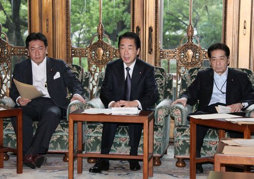 政府・与党社会保障改革検討本部成案決定会合であいさつする菅総理1