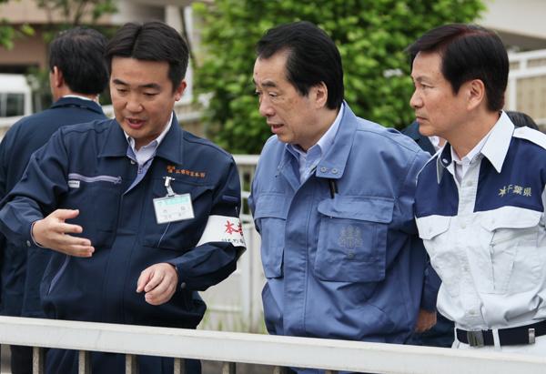 習志野市の状況を視察する菅総理1