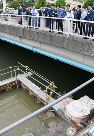 習志野市の状況を視察する菅総理2