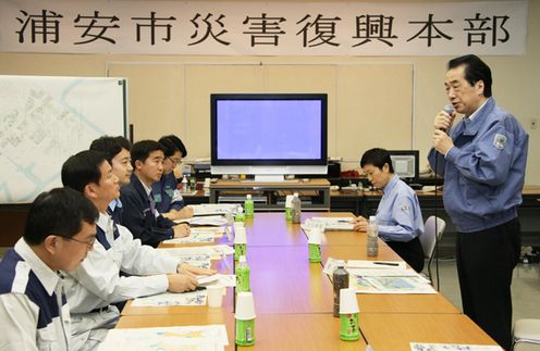 浦安市で被害状況の説明を受ける菅総理1