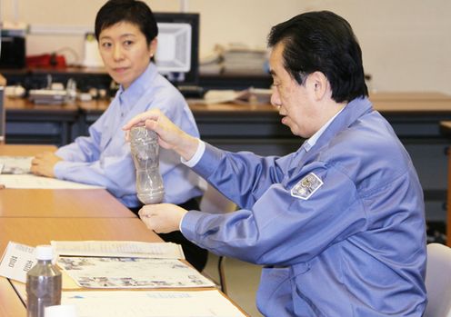 浦安市で被害状況の説明を受ける菅総理２