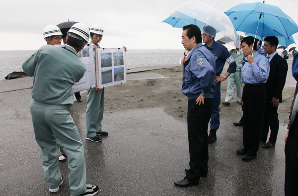 浦安市の被害状況を視察する菅総理１