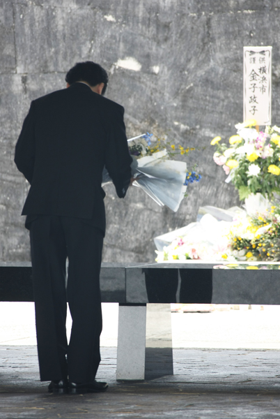 国立沖縄戦没者墓苑に献花する菅総理　
