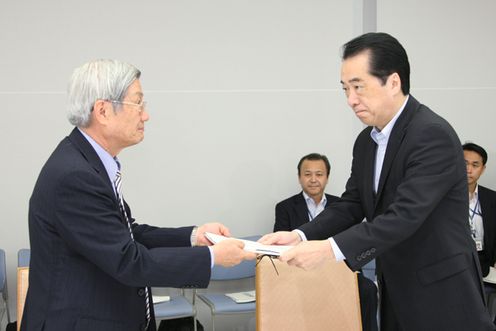 五百旗頭(いおきべ)東日本大震災復興構想会議議長から提言書の手交を受ける菅総理