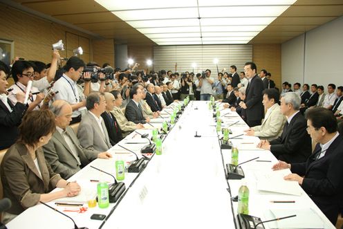 東日本大震災復興構想会議であいさつする菅総理1