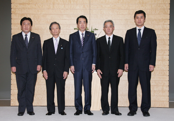 発令された大臣とともに記念撮影に臨む菅総理