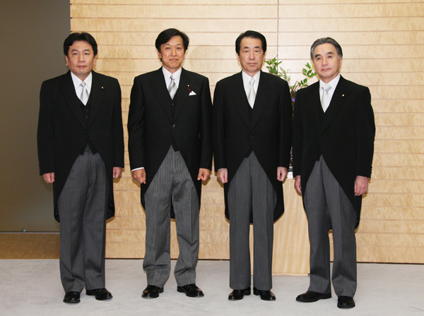 発令された東日本大震災復興対策担当大臣・内閣府副大臣とともに写真撮影に臨む菅総理