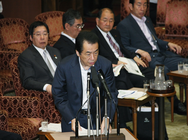 参議院予算委員会で答弁する菅総理1