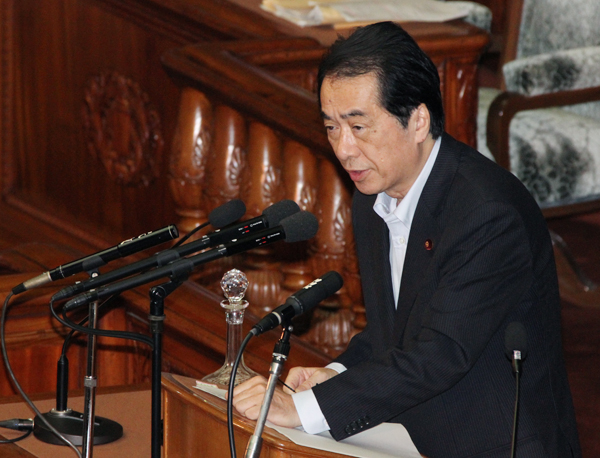 衆議院本会議で答弁する菅総理1