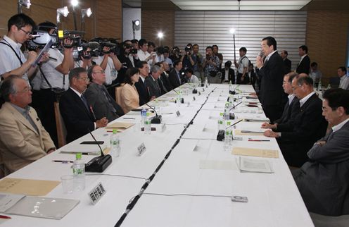 社会保障改革に関する集中検討会議であいさつする菅総理2