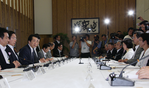 食と農林漁業の再生実現会議で挨拶する菅総理2