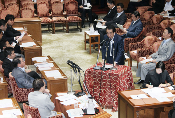 衆議院東日本大震災復興特別委員会で答弁する菅総理1