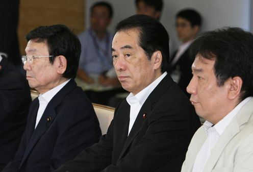 月例経済報告等に関する関係閣僚会議に出席する菅総理1