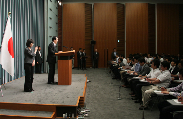 記者会見を行う菅総理２