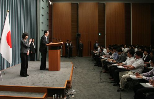 記者会見を行う菅総理２