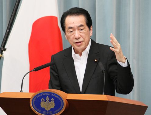 記者会見を行う菅総理３