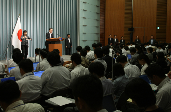 記者会見を行う菅総理４