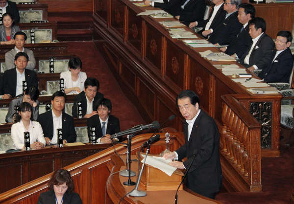 衆議院本会議で答弁する菅総理1