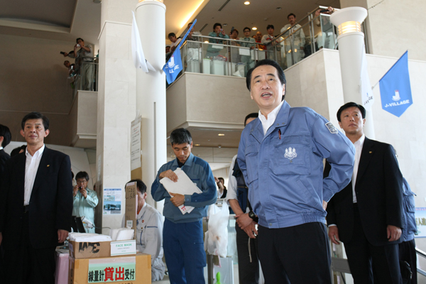 Jヴィレッジで勤務する自衛隊等を激励する菅総理1