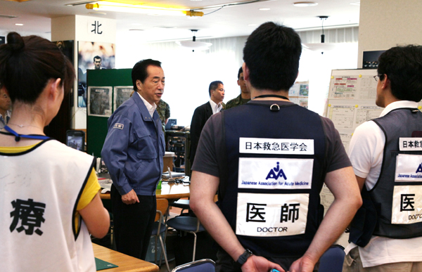 Jヴィレッジで勤務する自衛隊等を激励する菅総理2