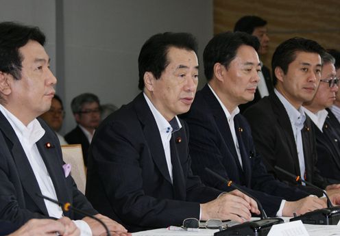 原子力災害対策本部であいさつする菅総理1