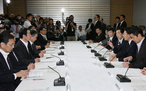 原子力災害対策本部であいさつする菅総理2